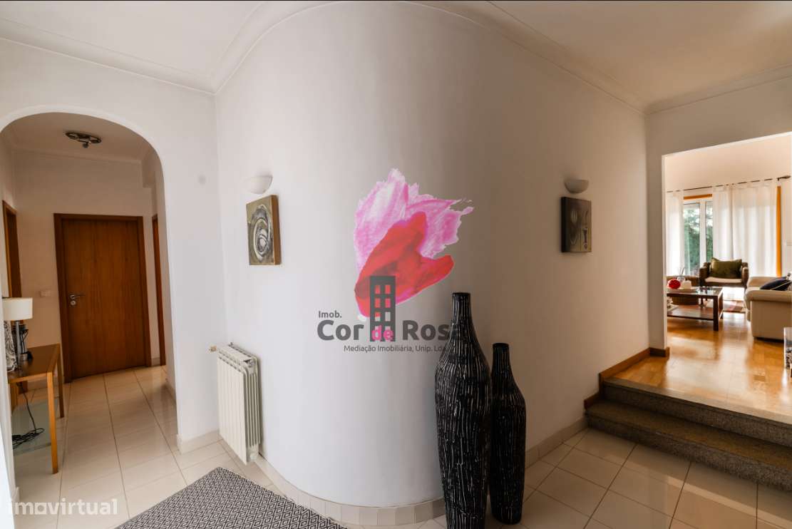 Casa Independente T4 + 2 com Piscina em Localização Privilegiada-7