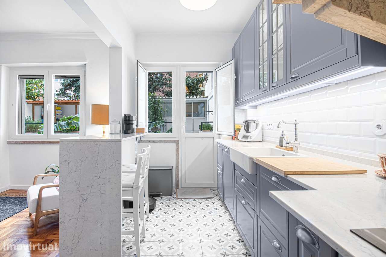 T2 remodelado com espaço exterior em Campolide - Grande imagem: 5/8