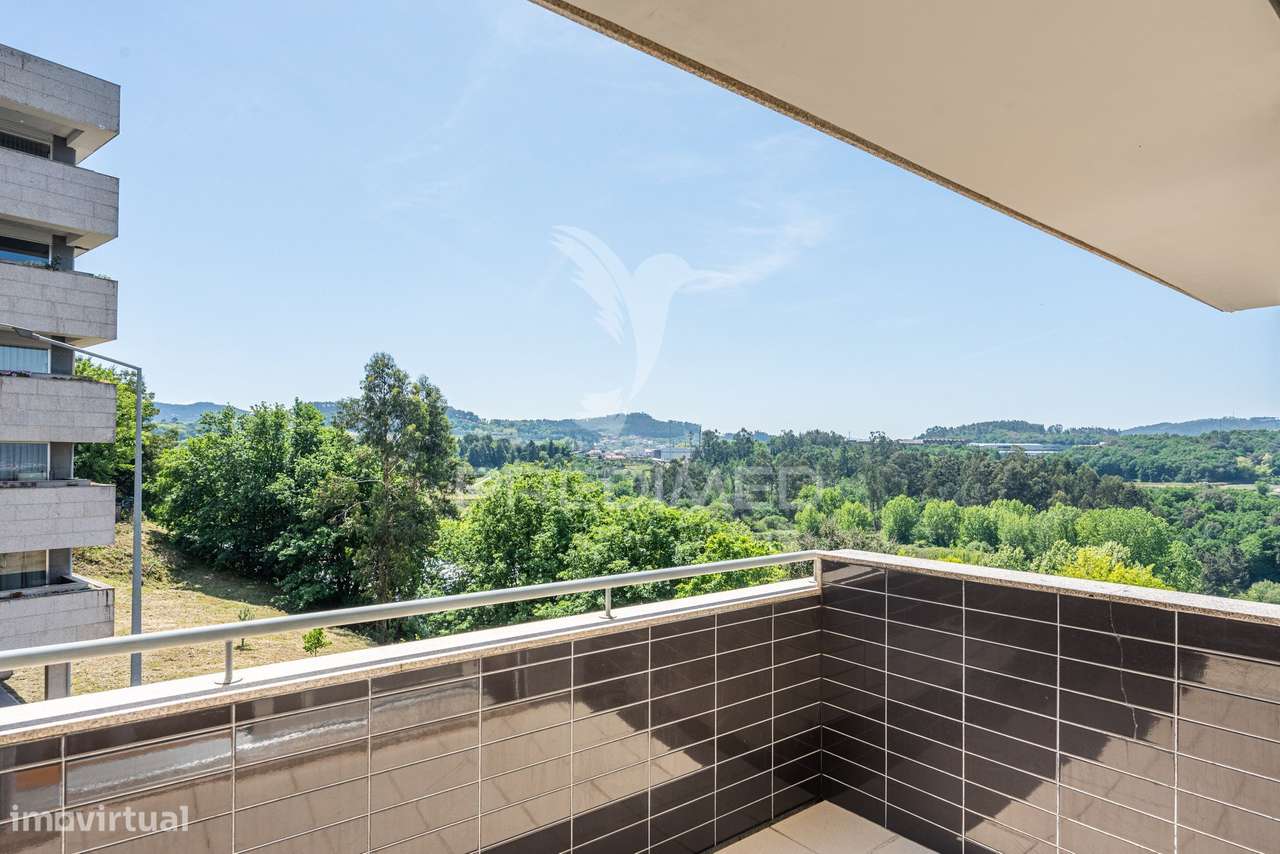 Exclusivo T3 de Prestígio em Urgezes – Luz, Sofisticação e Espaço S...-23