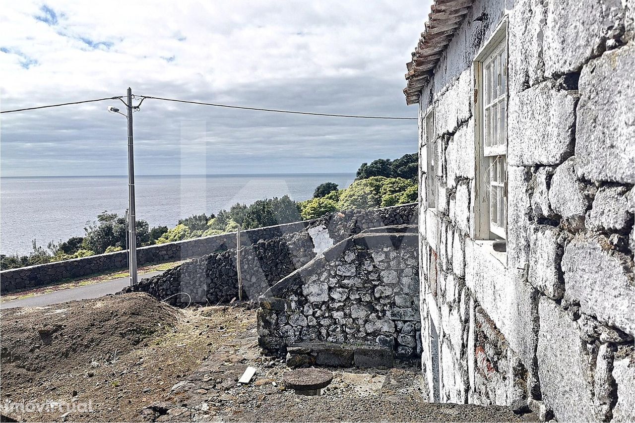 Conjunto de imóveis (T2 + 1) com forte presença da vista da montanha d