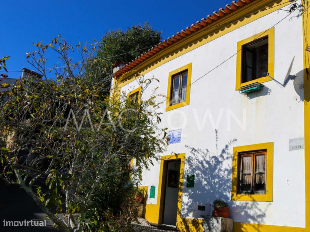 Viva no Centro Histórico numa Moradia Cheia de Caráter-23