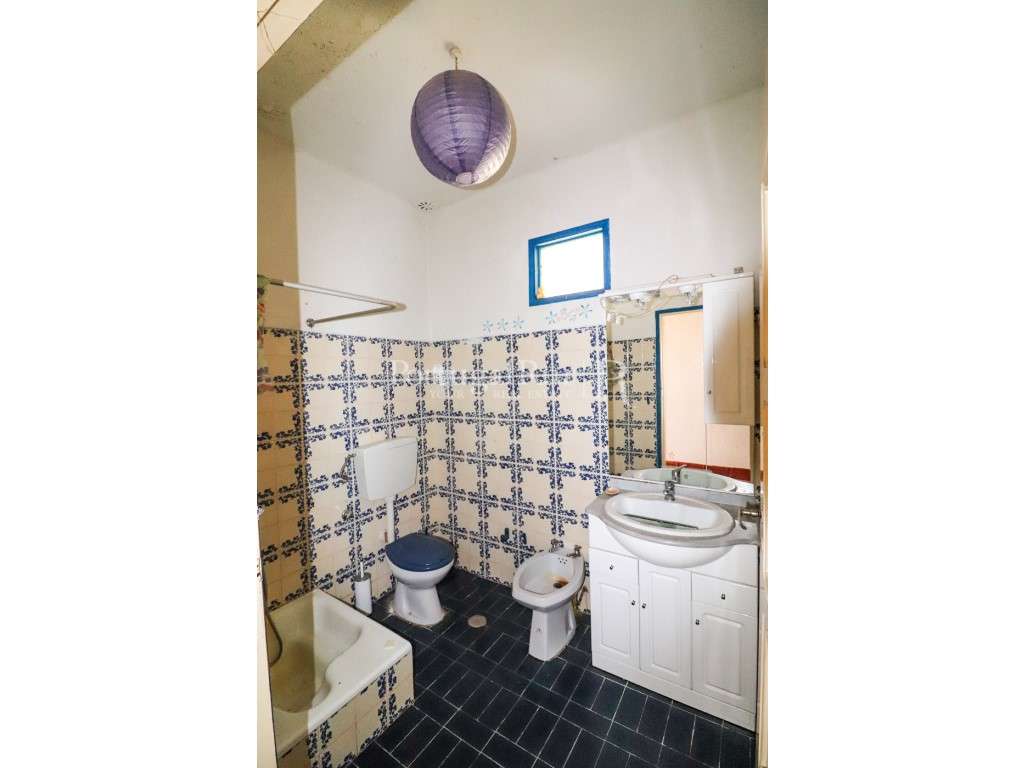 Quinta com casa de habitação T5 e diversas construções-45