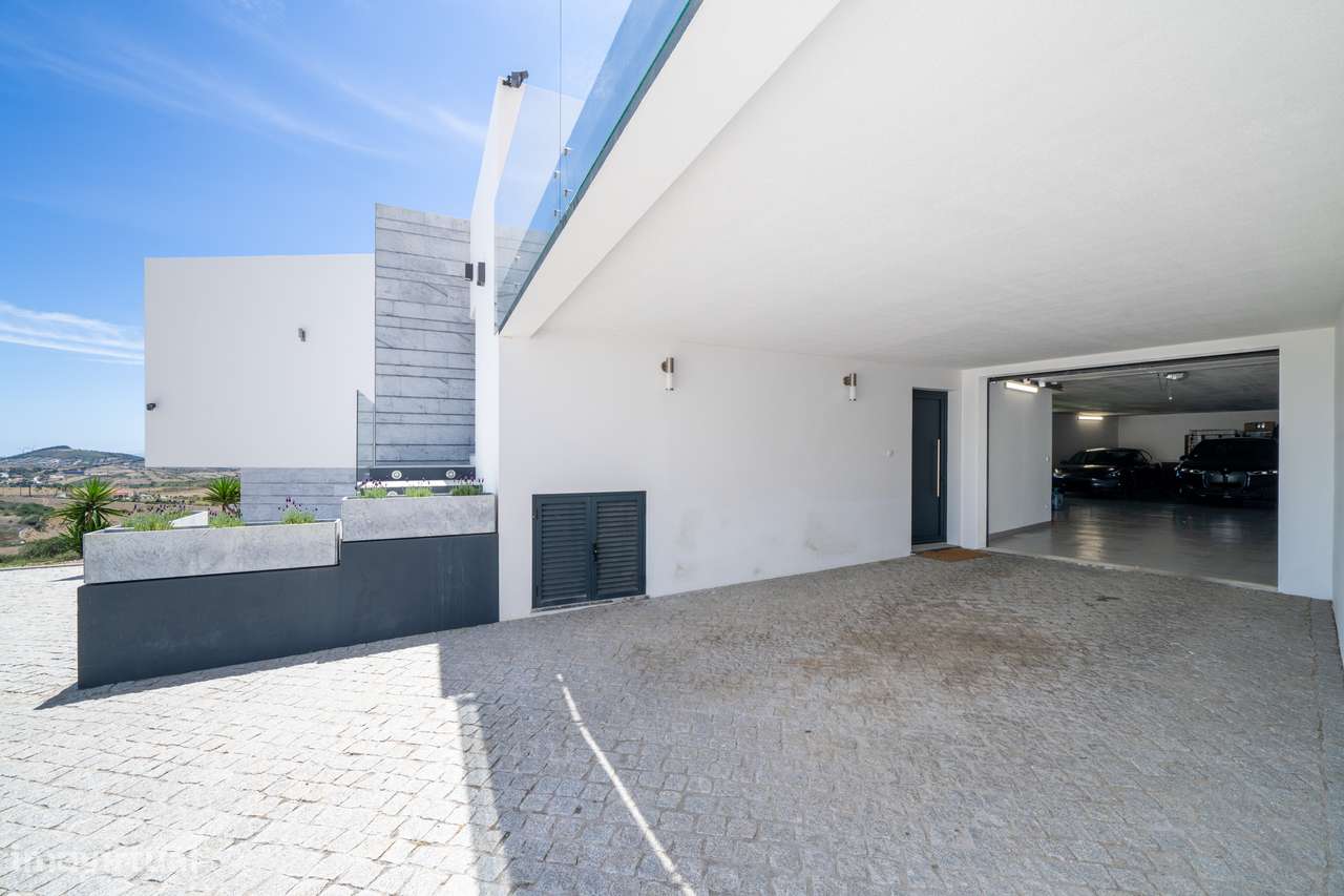 Moradia independente à venda na Estrada Velha da Avessada, 2665-26