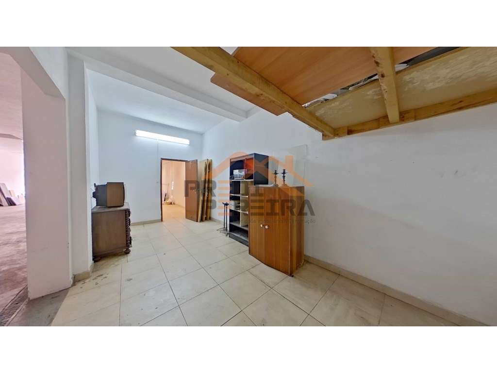 Situado na Ponte da Bica, Caneças, armazém à venda. - Grande imagem: 4/21