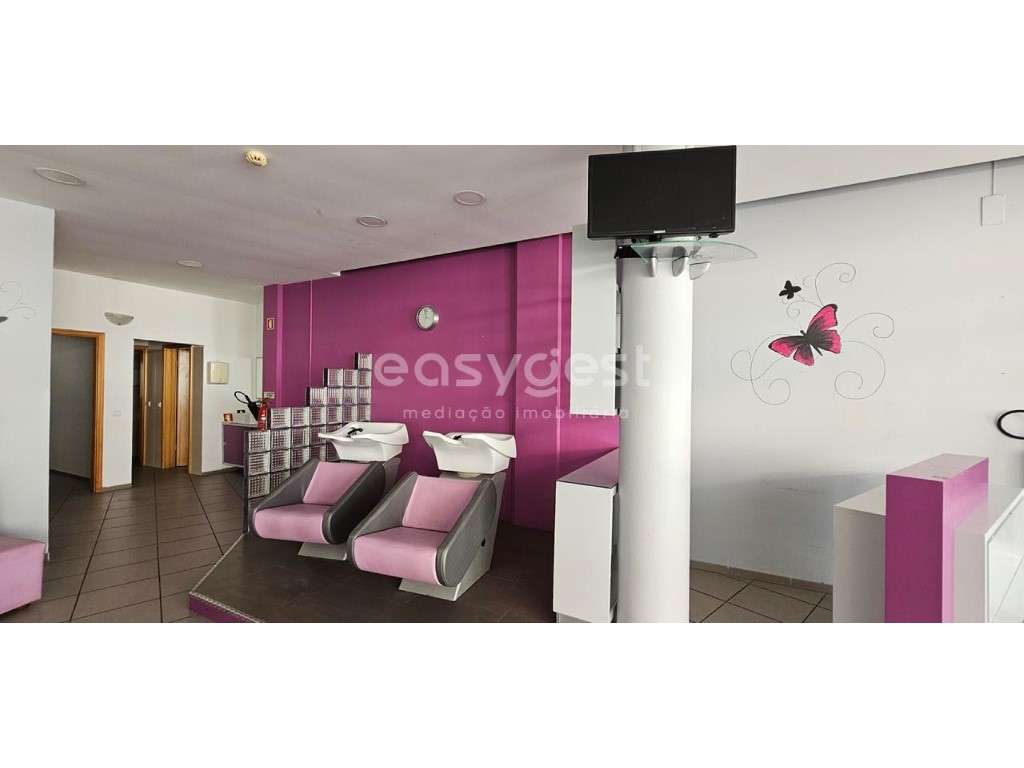 Loja no Centro da Marinha Grande preparada para salão de cabeleireiros - Grande imagem: 5/27