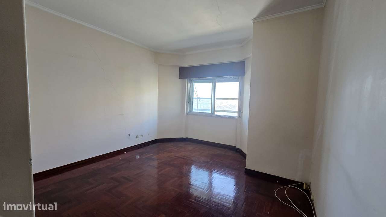 T4 com Vista de Sonho, 122 m² de Potencial Raro no Coração de Almada - Grande imagem: 5/10