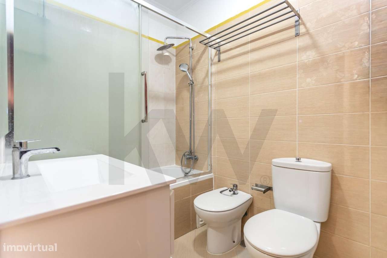 Apartamento T4 transformado em T3 totalmente remodelado na Cova da Pi-11