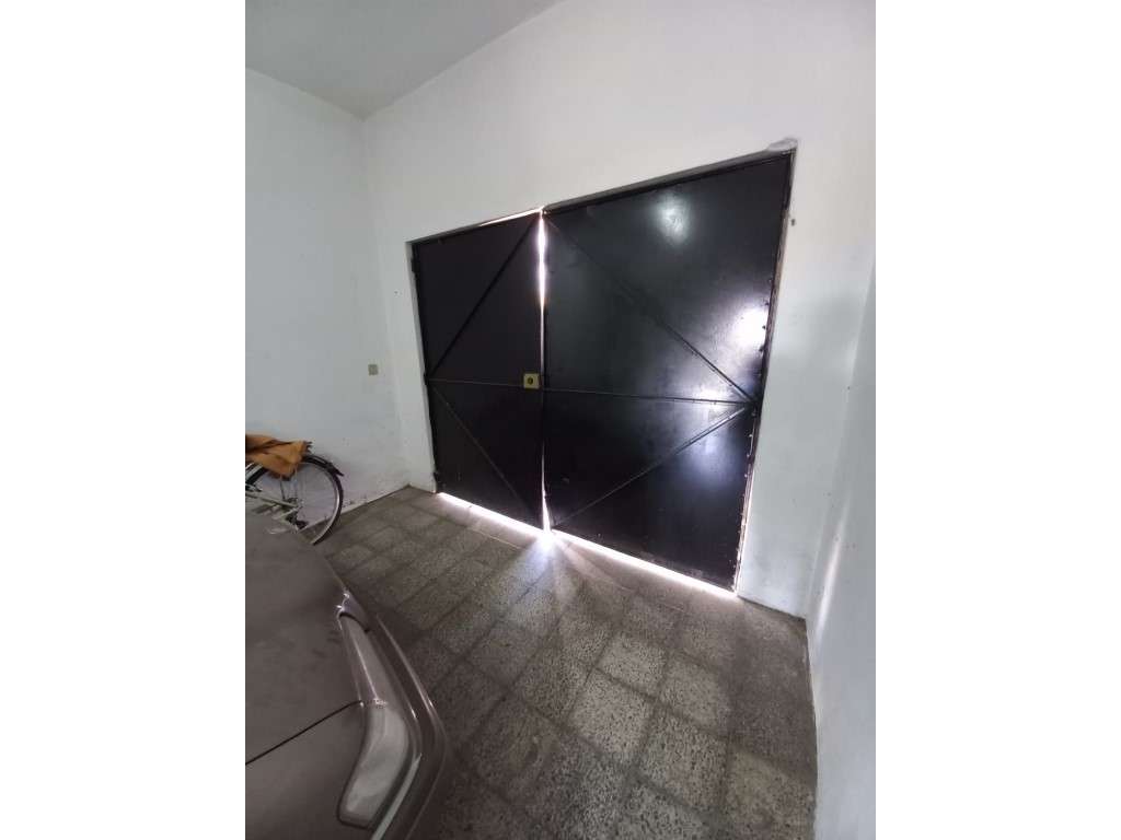 Moradia com 232 m², terreno de 630 m², piso inferior ao nível do ja...-24