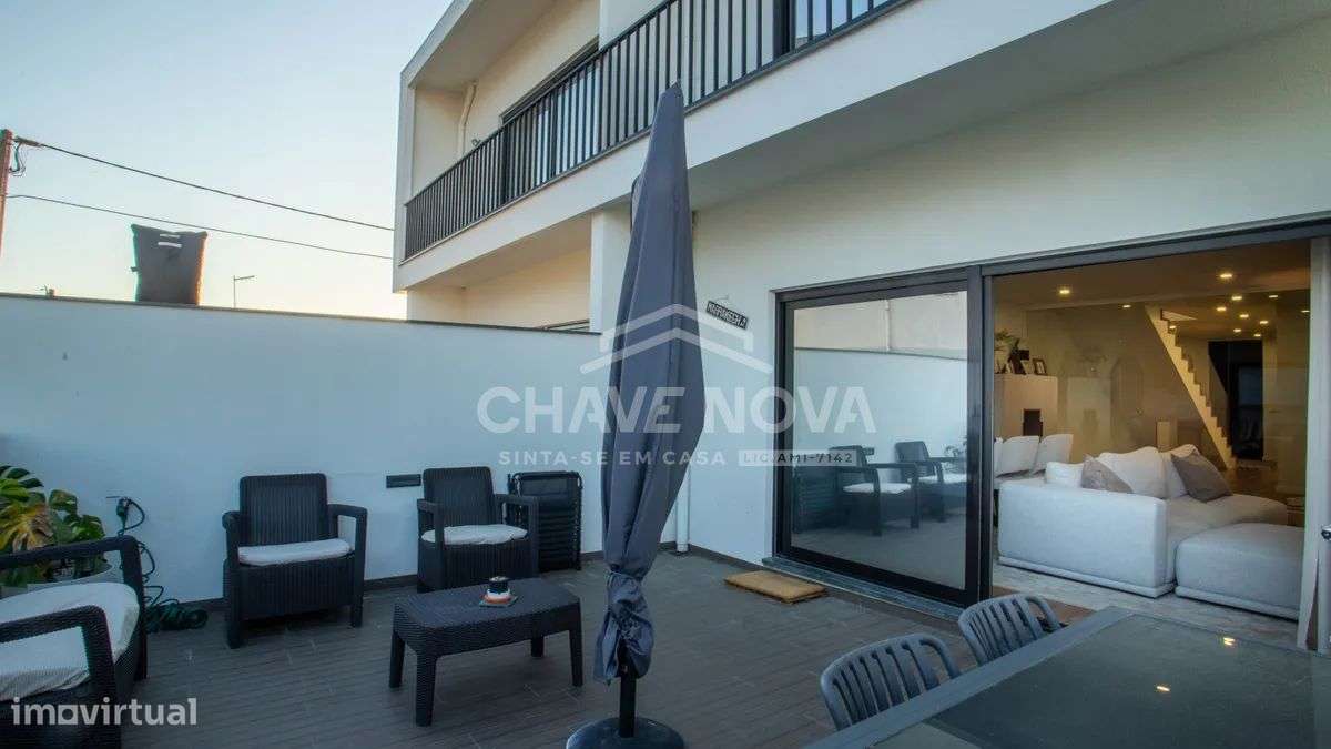 Moradia em Banda V3+1 Como Nova em Canelas-31
