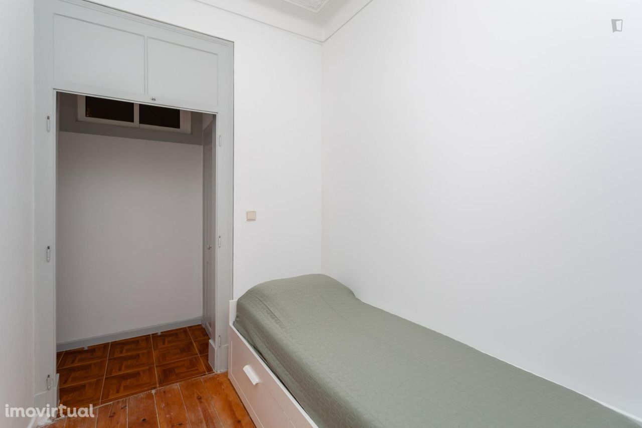 663145 - Quarto com cama de solteiro, com casa de banho privada, em...