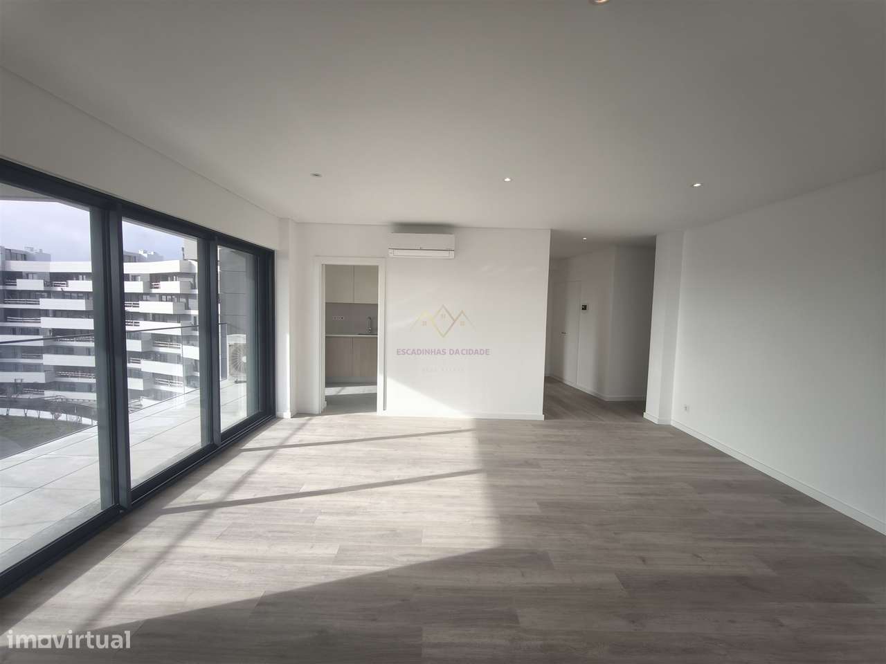 Elegância e Conforto em Carnaxide: T2 com Varandas, 2 Lugares de Garag - Grande imagem: 4/49