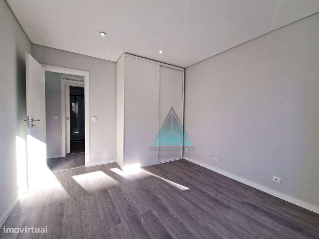 T2 TOTALMENTE REMODELADO NO BARREIRO - Grande imagem: 3/13