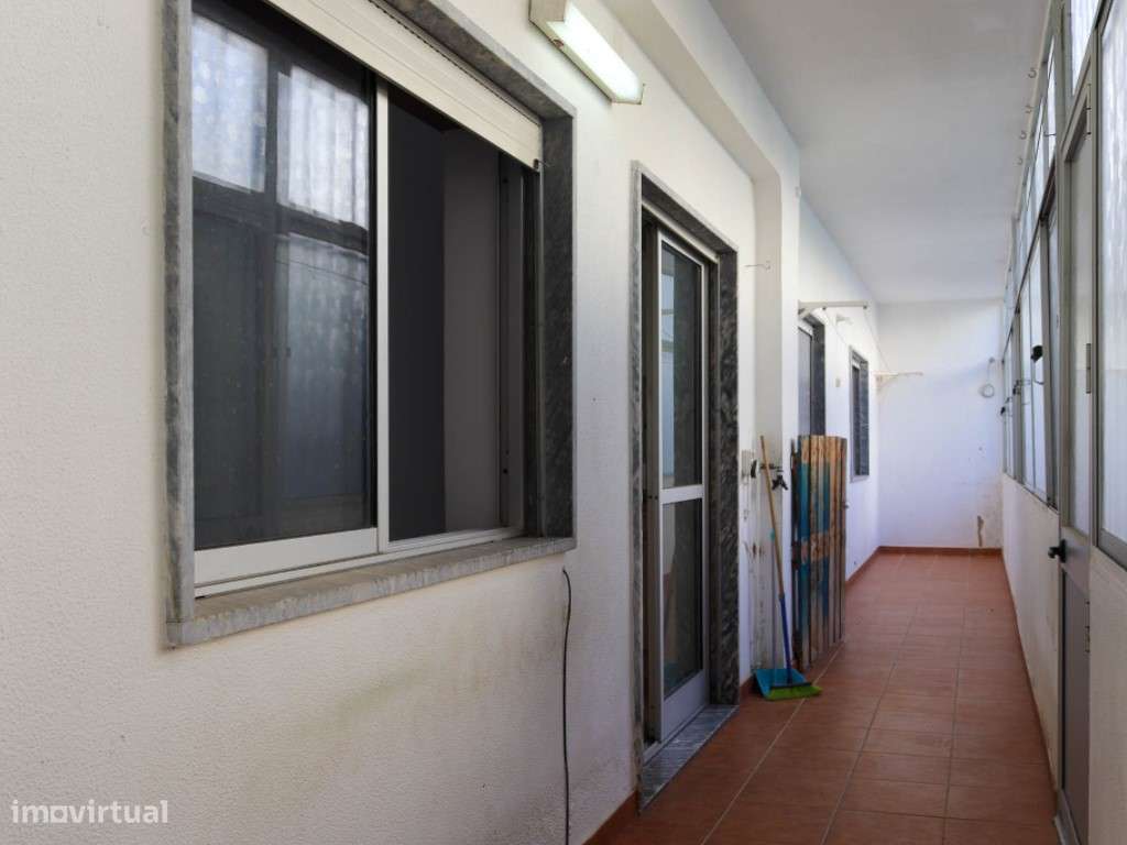 Apartamento T2 no Centro de Faro Ideal para renovar-13