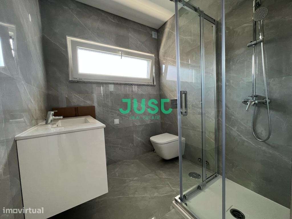 Moradia T4 com 3 suítes e piscina em Fernão Ferro.-10