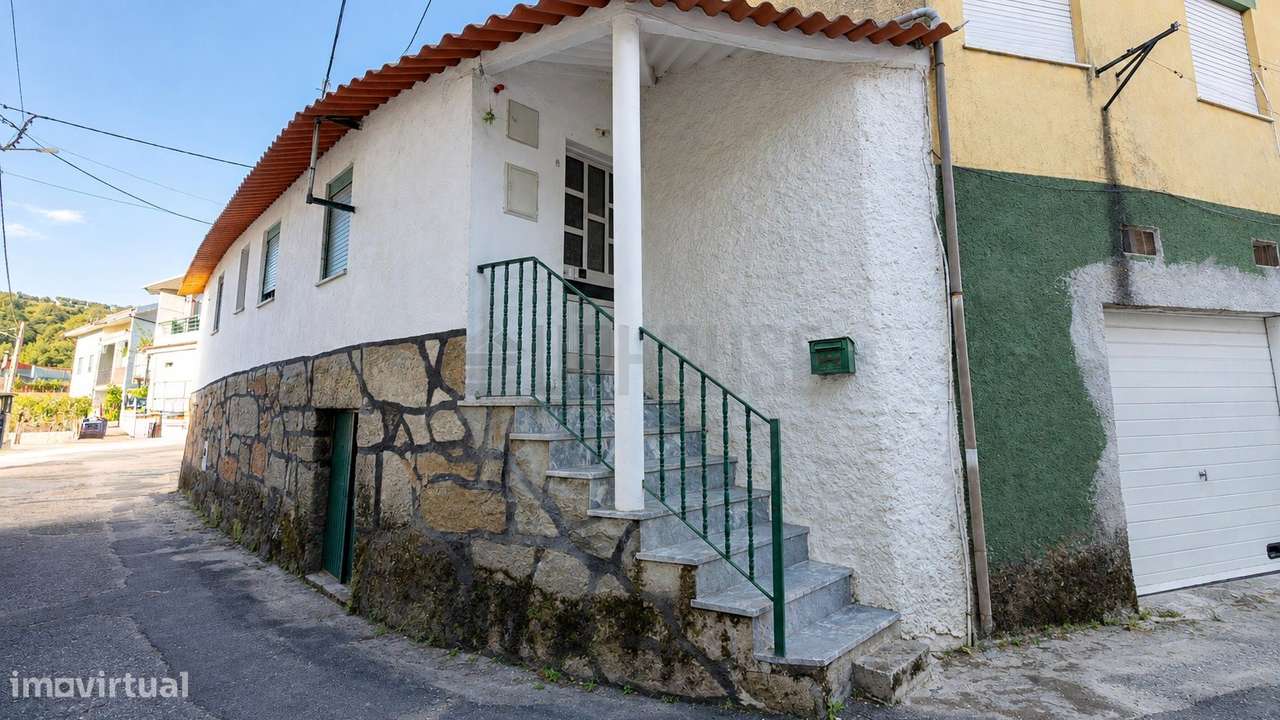 Moradia para Remodelar em Fragosela - Um Projeto com Potencial-0