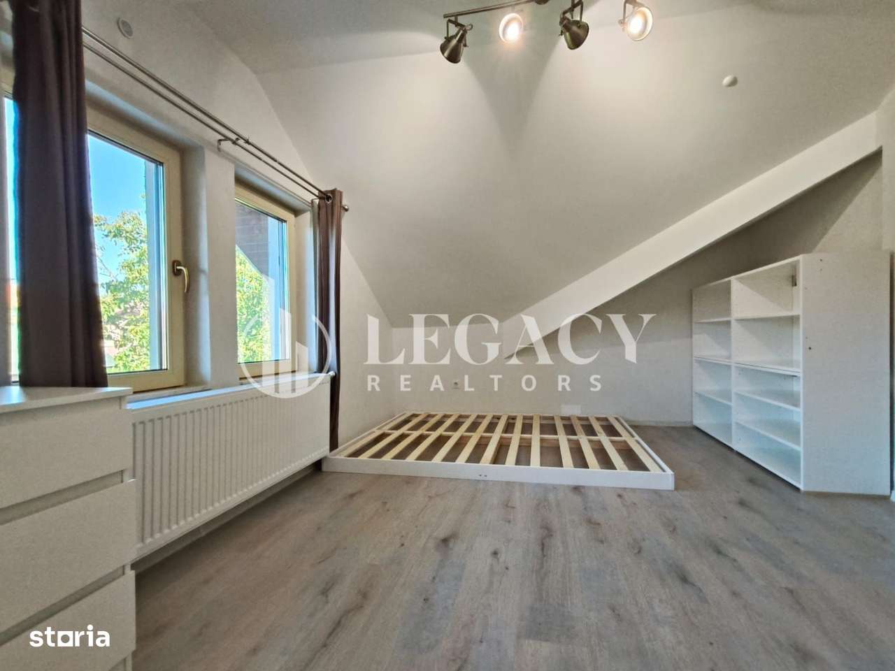 Locuință cochetă la mansardă, cu balcon și boxă de depozitare-5