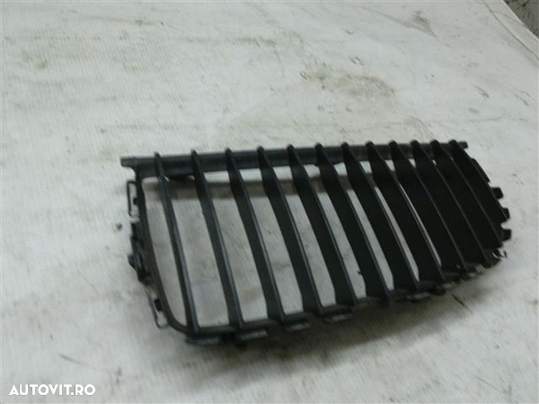 Grila radiator stanga BMW Seria 3 E90 An 2004 2005 2006 2007 2008 cod 7120007 - 8