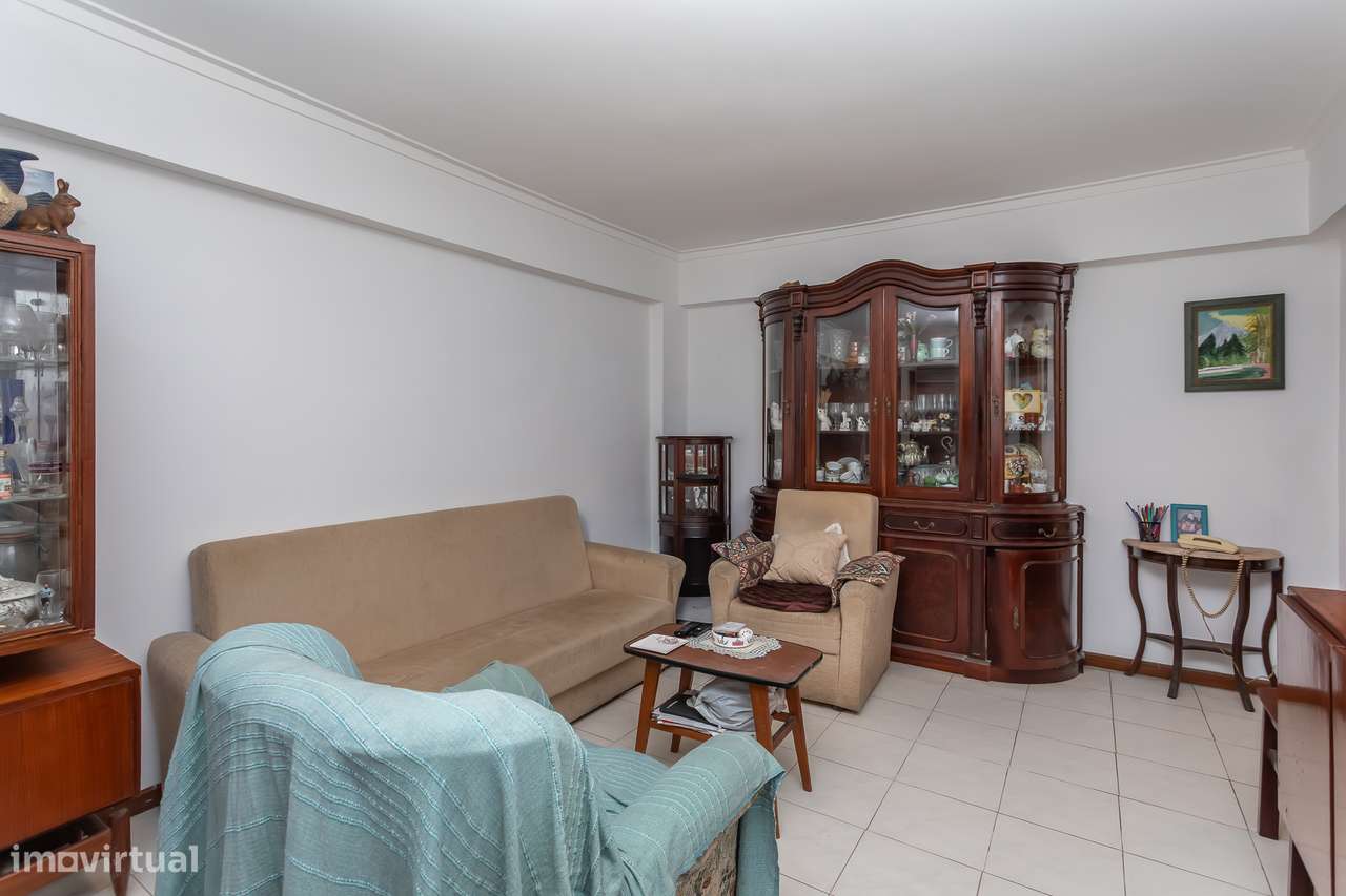 Excelente apartamento T2, situado na Tapada das Mercês-3