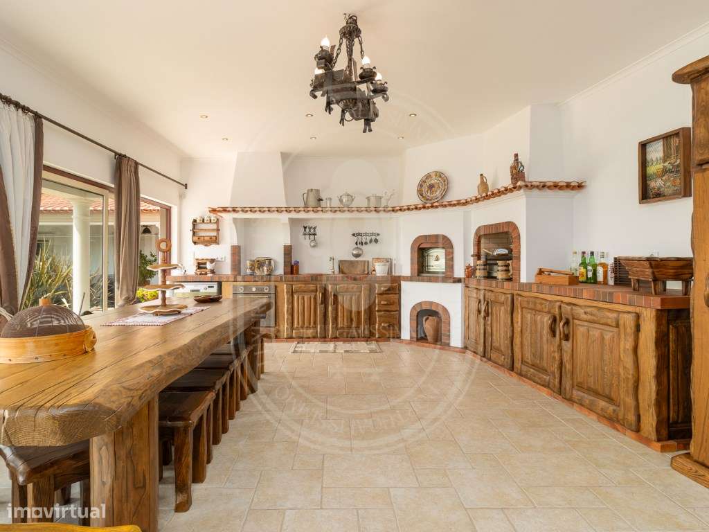 Moradia de Luxo T4+2, Remodelada, Mobilada, Piscina, Salão de Jogos...-42