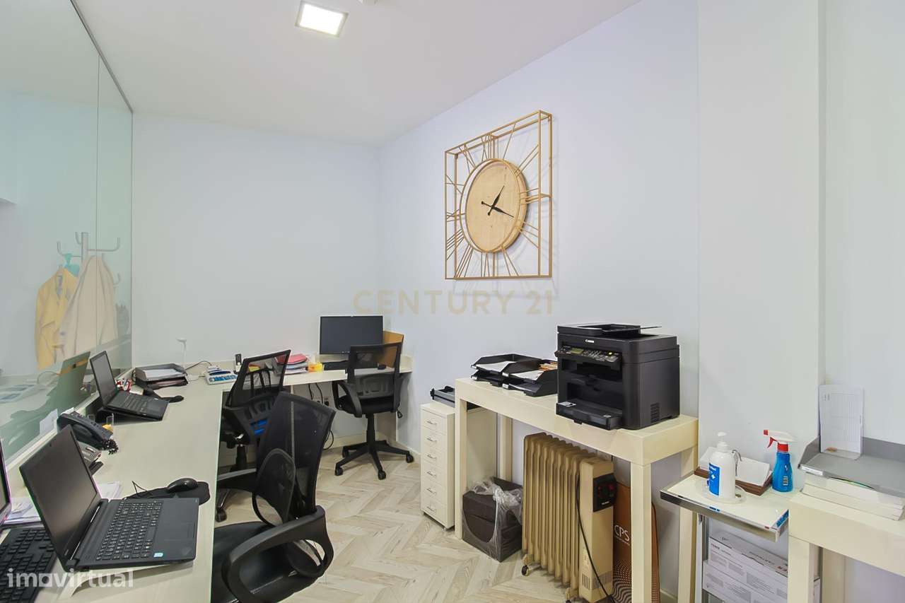 Loja com dois pisos localizada numa zona central e consolidada de Saca-6