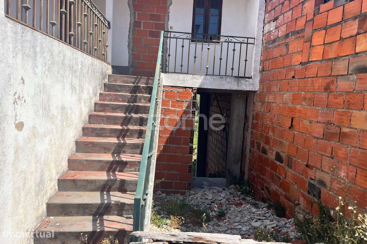 Moradia para remodelar em Almalaguês-1