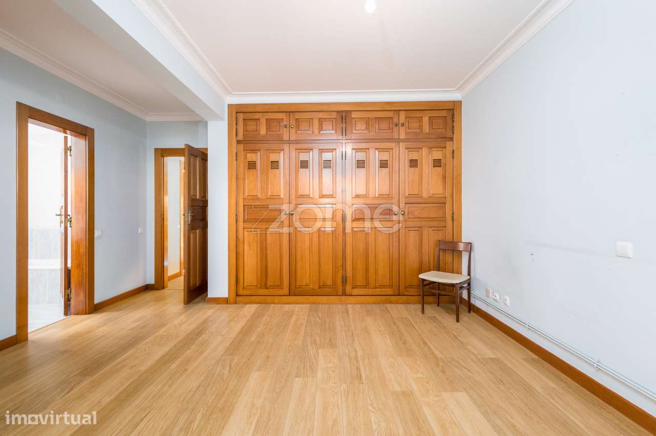 Moradia T4 (espaçosa) em Casais de Mem Martins-16