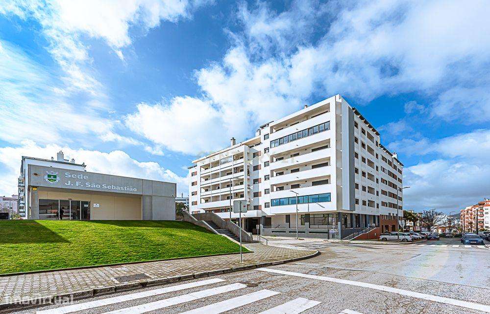 T2 141m² com 3 Varandas, Parqueamento e Elevador | Como Novo | Setúbal - Grande imagem: 2/29