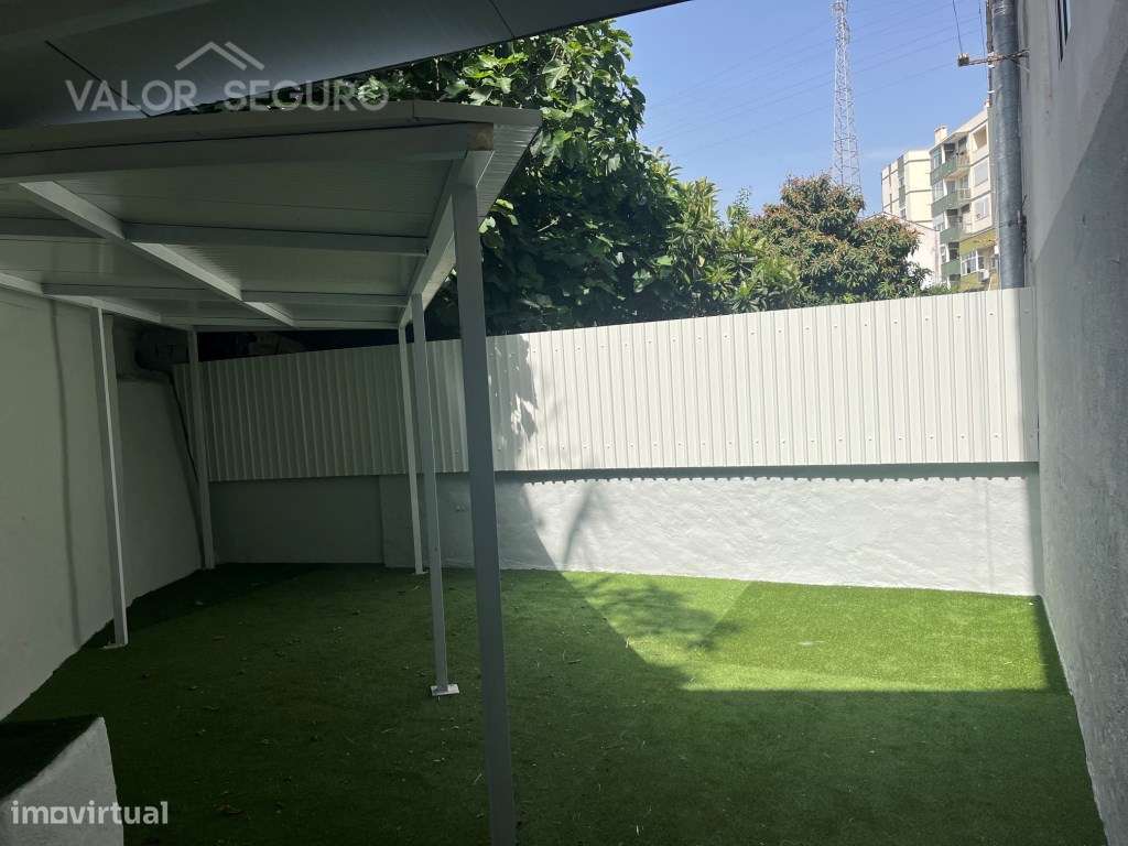 Apartamento T3 remodelado e com terraço-8