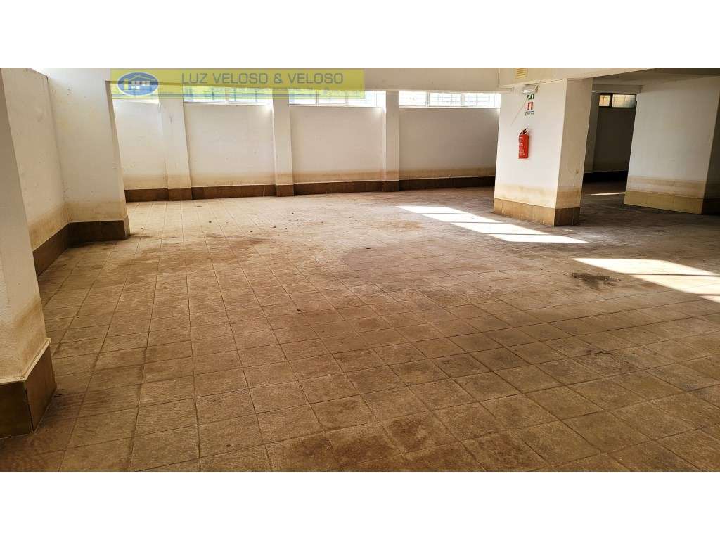 Loja de 38,27 m2 com cave de 300,00 m2. Alto do Seixalinho, Barreiro.-17