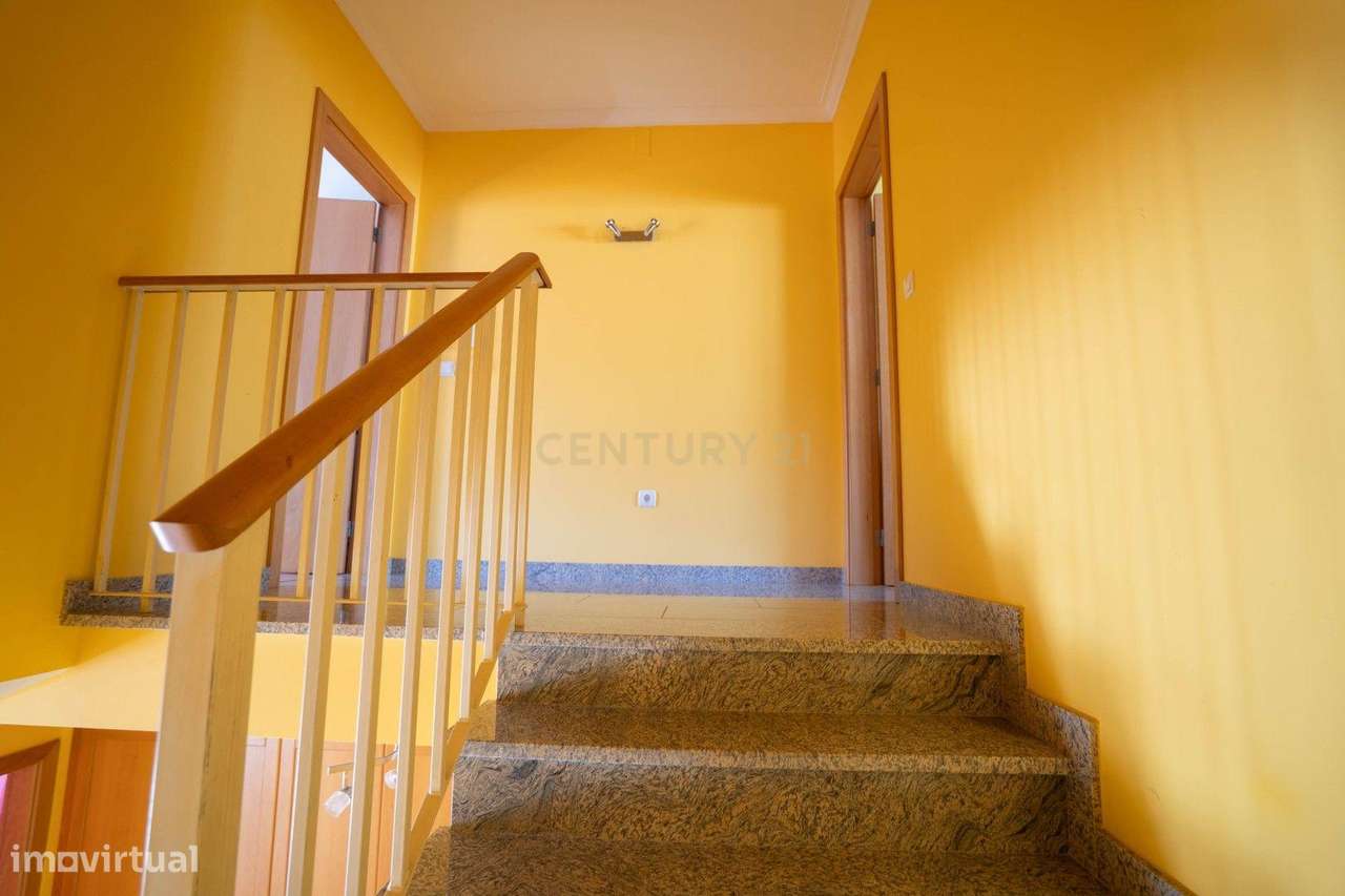 Moradia T3 - C/ espaço exterior e piscina-34