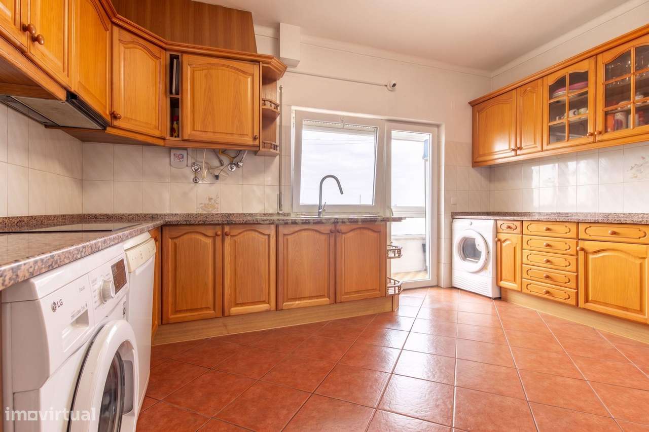 Excelente Apartamento de 4 Assoalhadas com Terraço e Sótão Independent-8