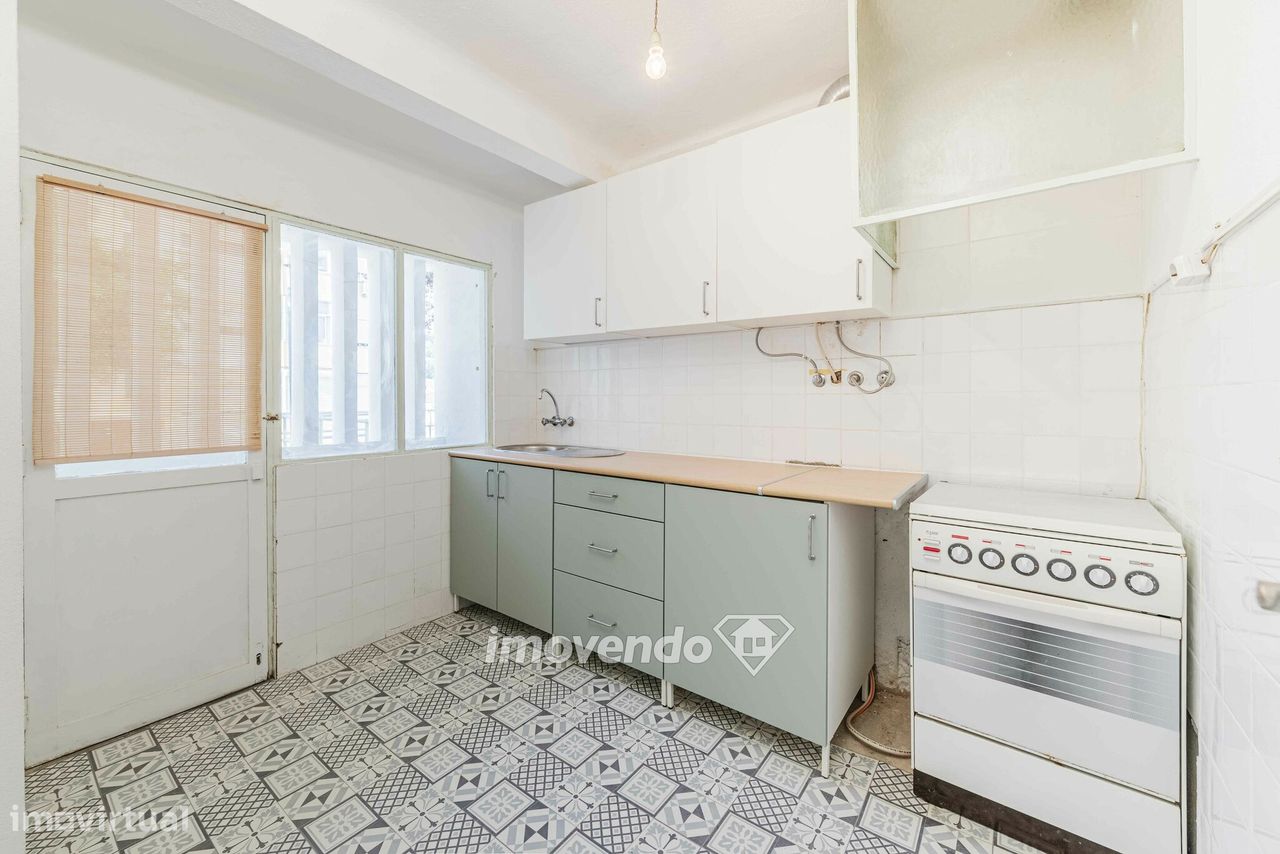 Apartamento T2, com cozinha renovada, em Alhandra