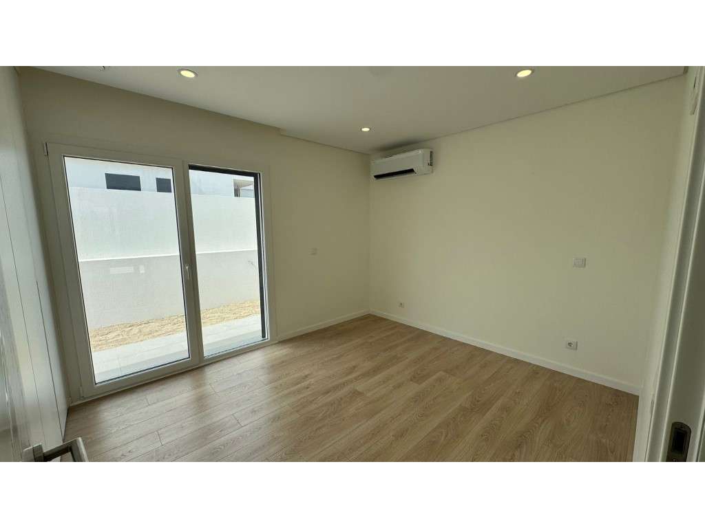 Moradia Isolada Térrea estrear T 3 + lavandaria e garagem, pronta a...-6