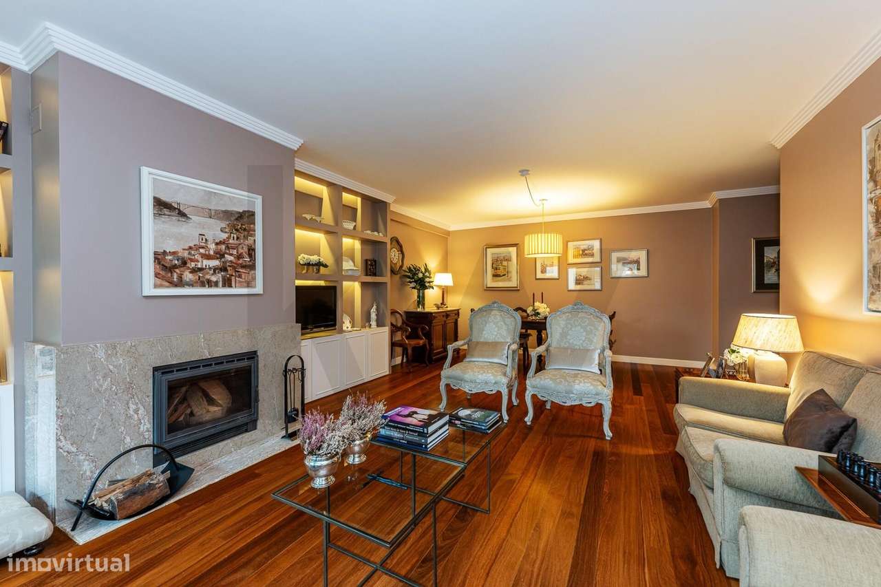 Excelente T5  em Condominio Fechado a Marechal Gomes da Costa, Porto-19