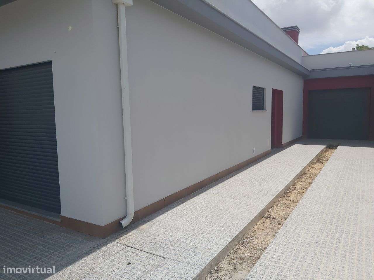 Moradia Isolada Térrea com 4 Ass. Piscina-16