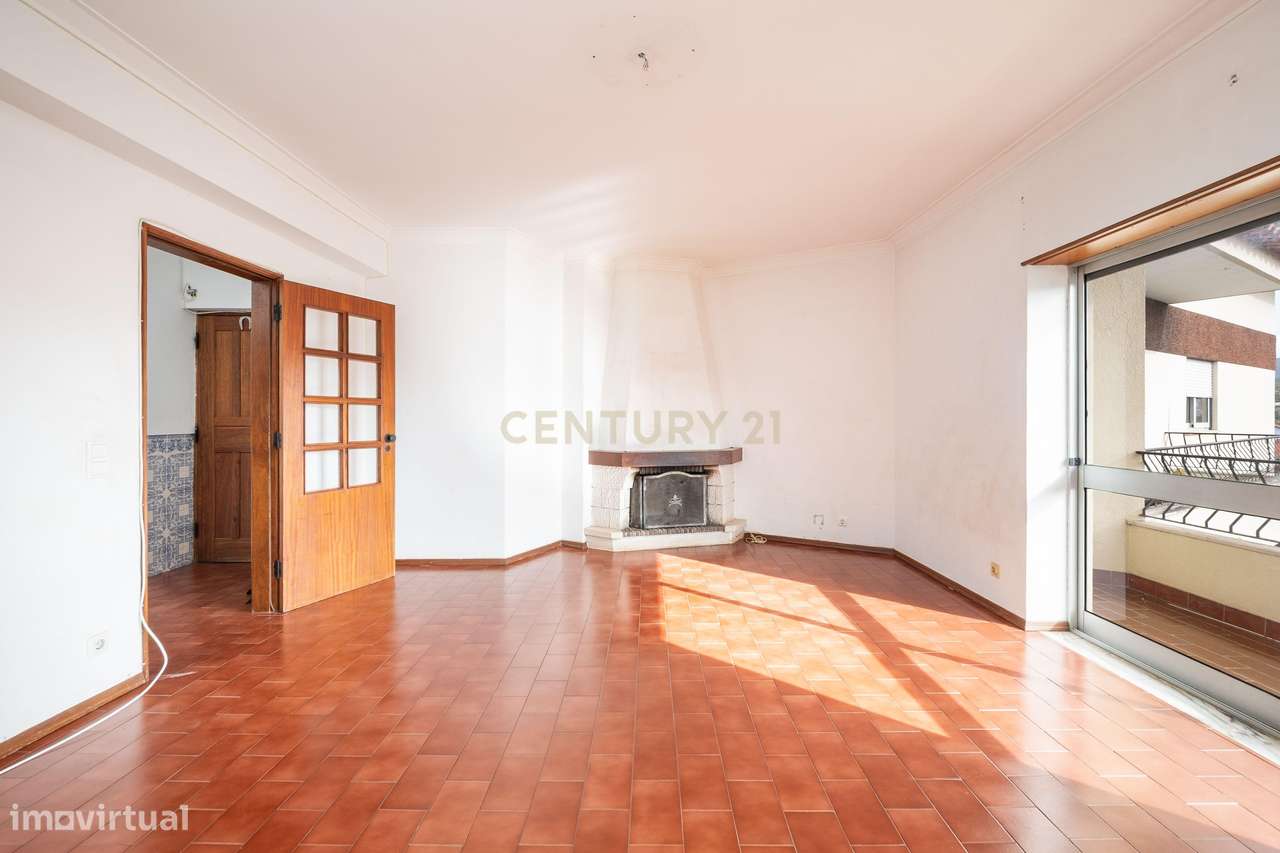 Venda | Apartamento T3 com Sótão e Garagem no Bairro de Santa Apolónia - Grande imagem: 4/25