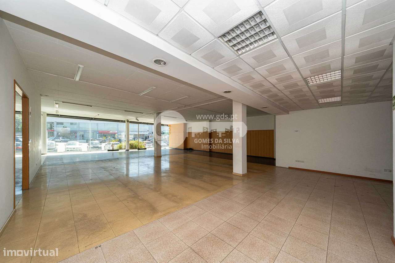 Pavilhão Comercial c/ área bruta de 1782m2 em Ferreiros-9