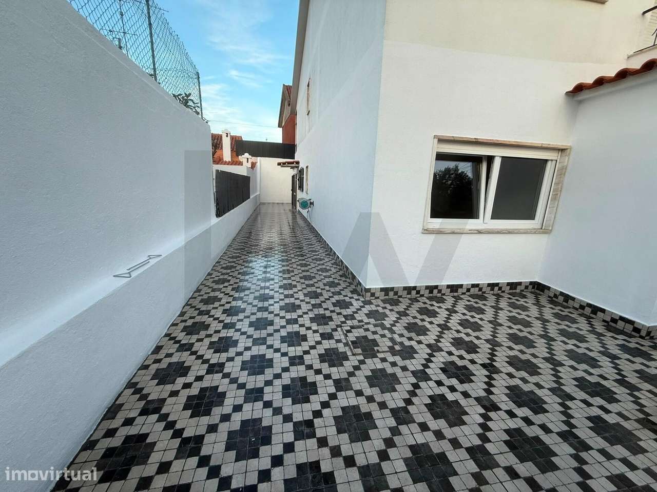 Esplêndido Andar de Moradia, renovado, com Estacionamento e Espaço Ext-35