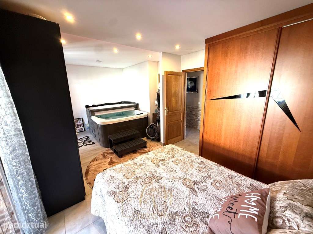 Moradia térrea e isolada, com piscina e inserida em 2 lotes na Póvo...-7