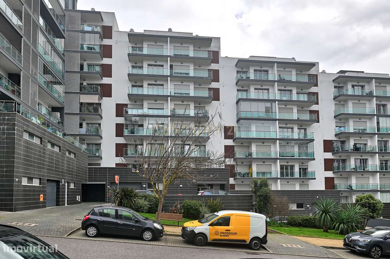 Elegante T2 com 2 Amplos Terraços e parqueamento  para Carro Elétrico-28