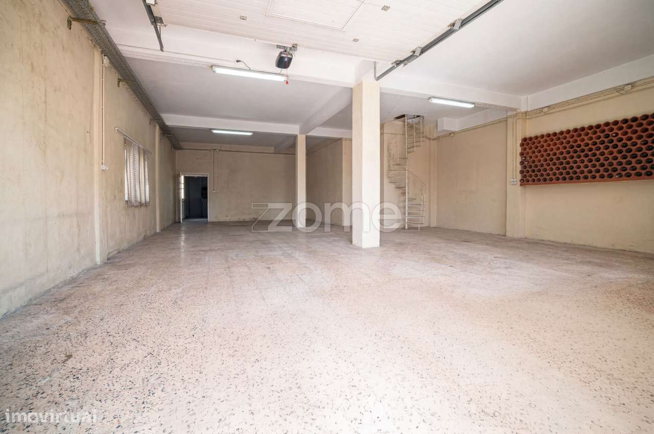 Moradia Geminada T4 com Jardim e Garagem em Zona Tranquila de Camarate-13