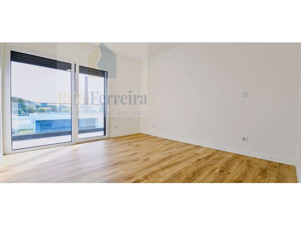 Espetacular Moradia T4 Nova, com Garagem e Logradouro!-25