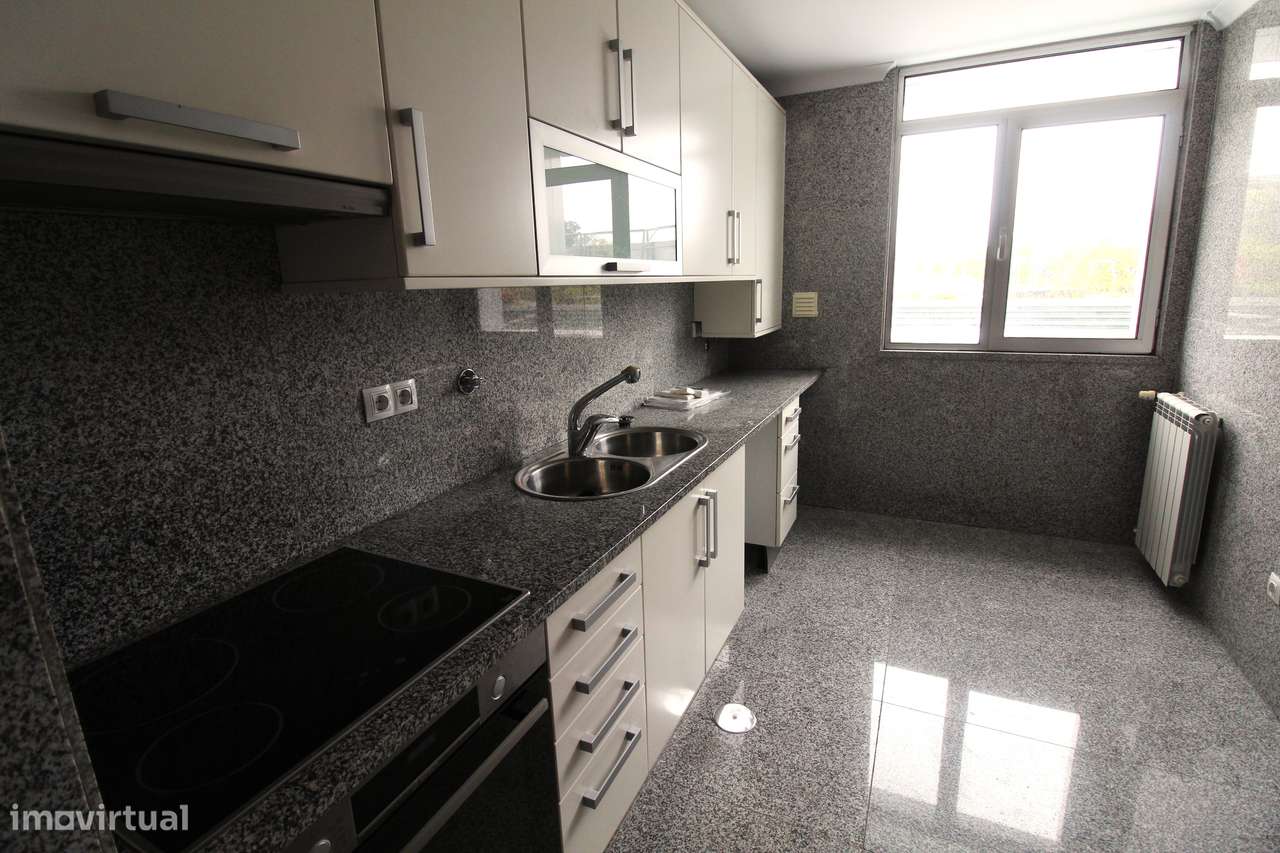 Apartamento T2 com Terraço – Zona do Fórum Viseu-1