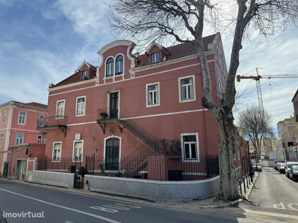 Prédio com quatro apartamentos , duas lojas e garagem, si...