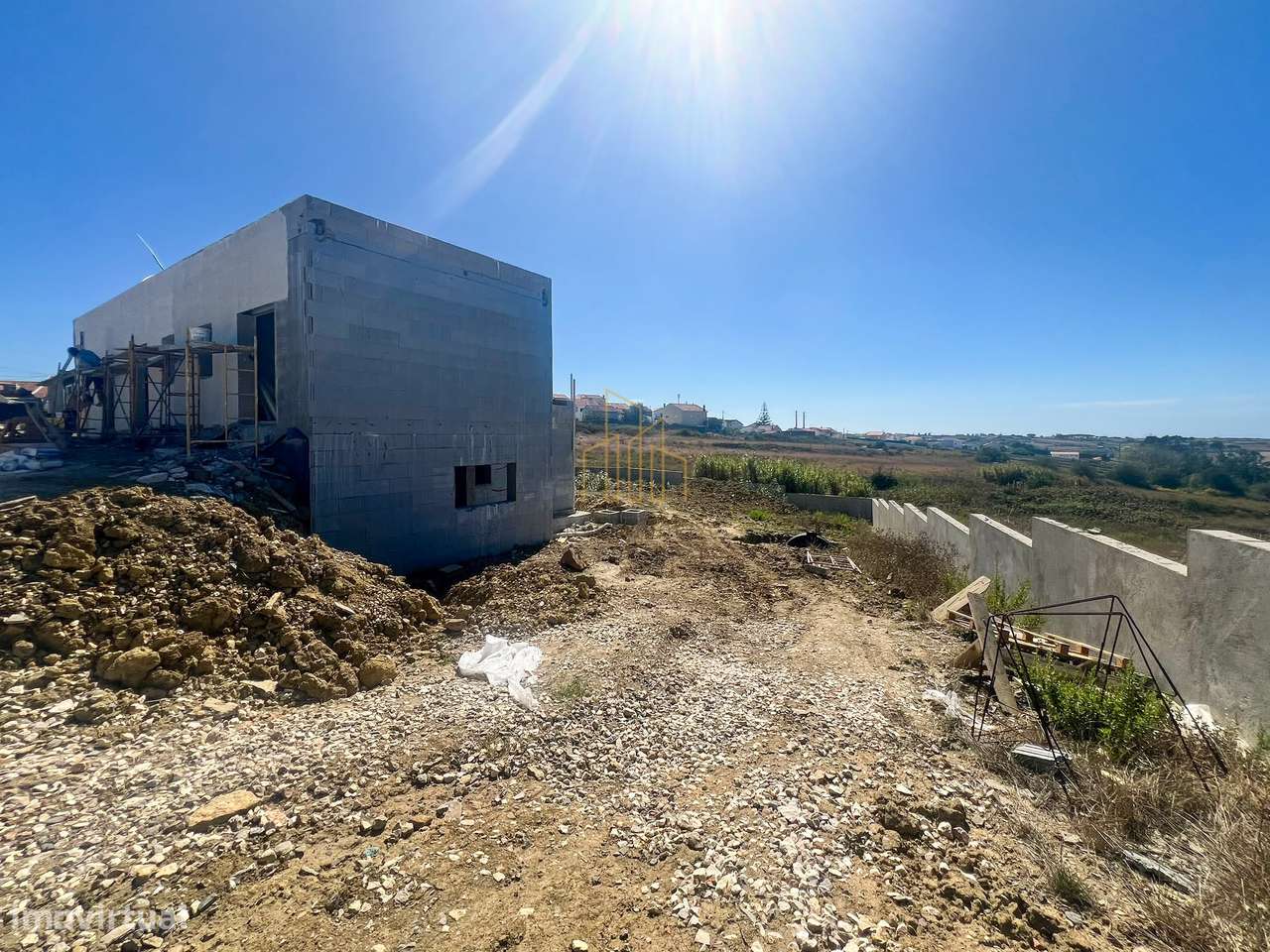 MORADIA BIFAMILIAR T2 + T3 EM ALVARINHOS-7