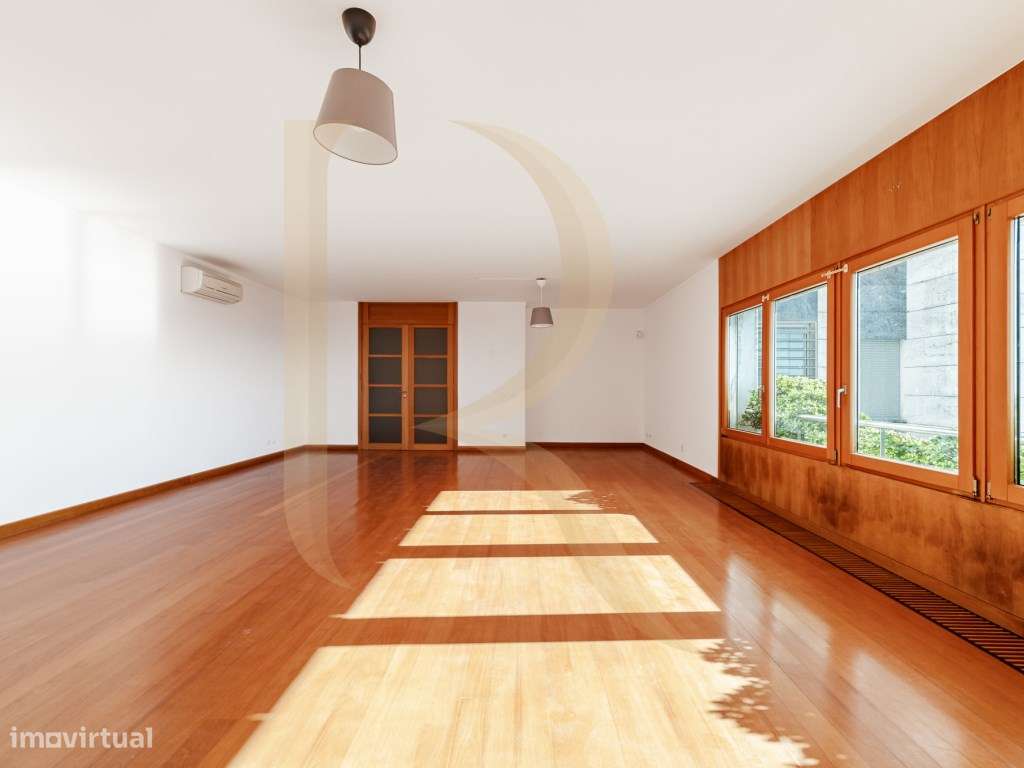 Apartamento T4 com vista Rio, Parqueamento e Arrecadação no Restelo - Grande imagem: 4/44