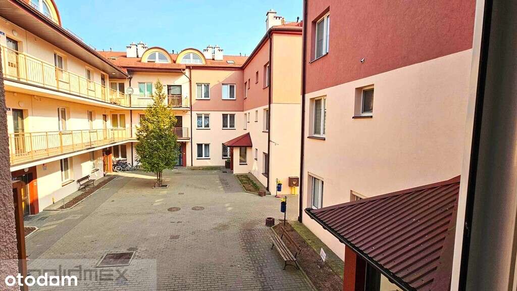 Przestronna kawalerka z oddzielną kuchnią!-12