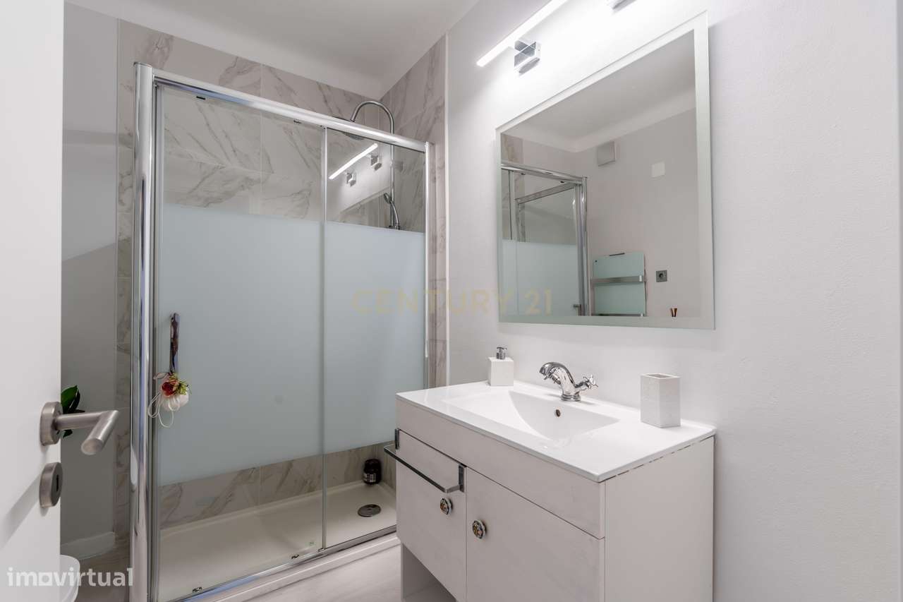 T1 totalmente remodelado, mobilado e equipado, com extraordinária vist-14