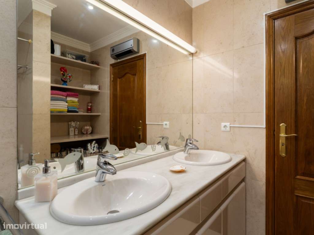 Moradia T4+1 localizada no bairro do 'Casal Novo'.-16