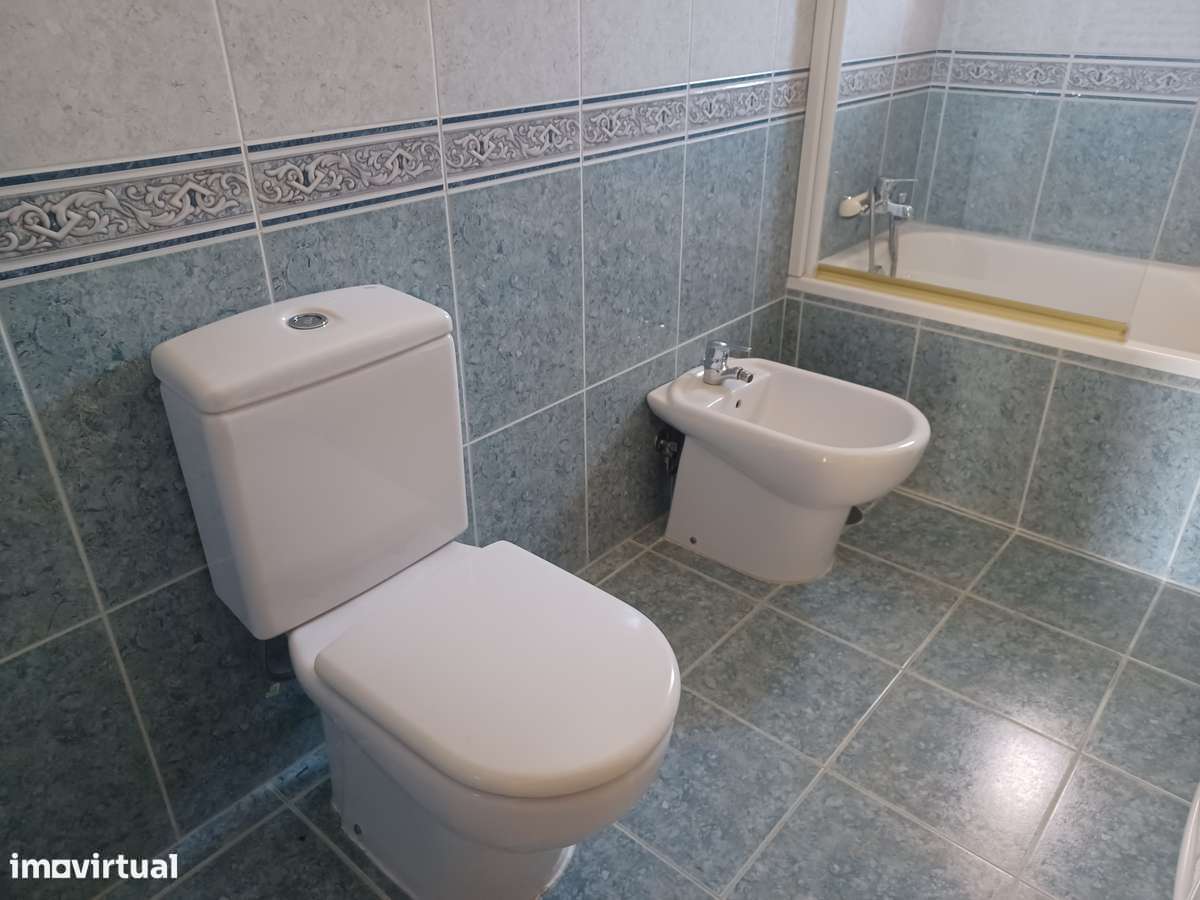 Mor.INDIVIDUAL  2300m2 de terreno + artigo urbano (Tipo T0)  em Lago-24